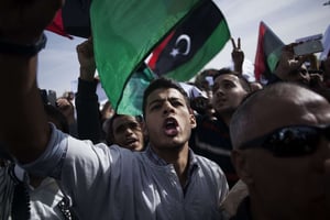 Un homme libyen crie des slogans contre les milices basées à Tripoli, en Libye, en 2013. © Manu Brabo/AP/SIPA