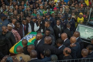 Des milliers de personnes ont assisté au retour de la dépouille de Winnie Mandela à Soweto le 13 avril 2018, à la veille de ses funéraille © AFP / MUJAHID SAFODIEN