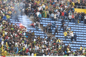 Des violences dans un stade de Kabylie, en mai 2011 (image d’illustration). © Anis Belghoul/AP/SIPA