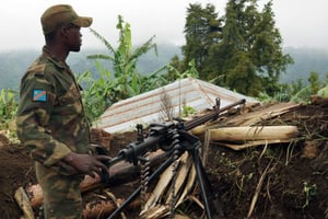 Un soldat des Forces armées (FARDC), près de Goma en 2013, lors des combats contre le M23. © REUTERS/Kenny Katombe