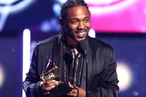 Kendrick Lamar reçoit un Grammy Awards pour « DAMN » en janvier 2018. © Matt Sayles/AP/SIPA