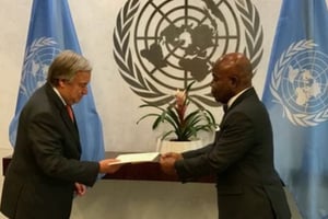 L’ambassadeur de Côte d’Ivoire Bernard Tanoh-Boutchoue remettant sa lettre de créance au secrétaire général de l’ONU, Antonio Guterres. © Photo d’archive / DR