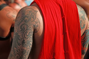 Des tatouages sur une peau brune. © Flickr/CC/torbakhopper