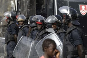 La police anti-émeute dans les rues de Dakar, au Sénégal, en avril 2013. © Rebecca Blackwell/AP/SIPA