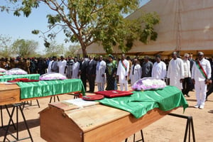 Le 7 mars, à Ouagadougou. Funérailles des huit militaires tués lors du double attentat du 2 mars. © Ahmed OUOBA/AFP