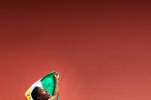 Murielle Ahouré, médaillée d’or, célèbre après avoir remporté la finale du 60m féminin aux Championnats du monde d’athlétisme en salle 2018 de l’IAAF à l’aréna de Birmingham, le 2 mars 2018 © Adrian Dennis/AFP