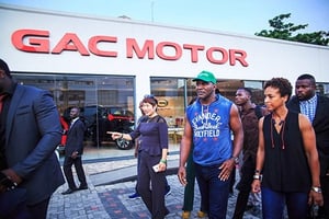 Opération séduction de la marque GAC Motor avec le boxeur Evander Holyfield,  à Lagos, en mai 2017. © bmb