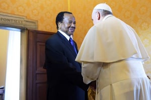 Paul Biya avec le pape François au palais du Vatican, le 23 mars 2017. © Vatican Pool/Galazka/SIPA