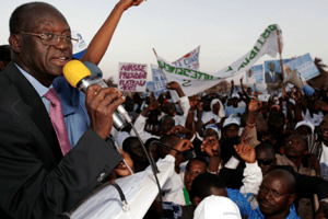 Moustapha Niasse, alors candidat à la présidentielle, s’exprime devant ses supporters, le 23 février 2007. © REBECCA BLACKWELL/AP/SIPA