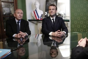 Emmanuel Macron et son ancien ancien ministre de l’Intérieur, Gérard Collomb, en février 2018 en Corse. © Benoit Tessier/AP/SIPA
