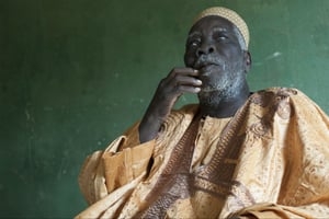 Djibo Badjé, dit « Djliba », grand griot zarma au Niger, est décédé le 24 avril 2018. © Gustave Deghilage