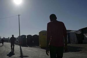 Un migrant à Calais, dans le nord de la France, où de nombreux Soudanais et Érythréens, notamment, tentent le passage vers le Royaume-Uni. © Michel Spingler/AP/SIPA