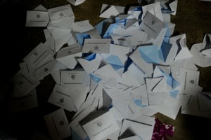 Des enveloppes de bulletins de vote jetées au sol dans un bureau de Dakar, lors du scrutin présidentiel de 2012 au Sénégal. © Archives Jeune Afrique
