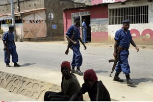Des policiers patrouillent dans le district de Musaga à Bujumbura, au Burundi, lundi 20 juillet 2015. © Jerome Delay/AP/SIPA