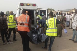 Des sauveteurs nigérians transportent le corps d’une victime d’un attentat-suicide à Maiduguri, le 27 avril 2018. © Jossy Ola/AP/SIPA