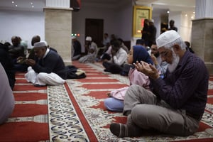 Des musulmans dans une mosquée de Cape Town, en juin 2016. © Schalk van Zuydam/AP/SIPA