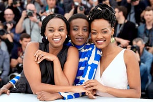 De gauche à droite, la réalisatrice du film « Rafiki », Wanuri Kahiu et ses actrices Samantha Mugatsia et Sheila Munyiva, à Cannes © Niviere/Villard/SIPA