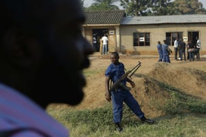 Des policiers burundais à Bujumbura, en juillet 2015. © Jerome Delay/AP/SIPA