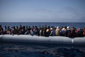 Des migrants et des réfugiés à bord d’une embarcation, en mer Méditerranée, en mai 2018. (photo d’illustration) © Felipe Dana/AP/SIPA