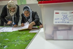 Dans un bureau de vote de Tunis, le 6 mai 2018. © Hassene Dridi/AP/SIPA