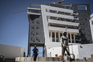 Les blocs ministériels, ici en construction, auront une superficie quatre fois supérieure à l’actuel quartier administratif de la capitale. © Sylvain Cherkaoui pour JA