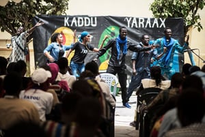 La troupe créée par Mamadou Diol fait salle comble. Ici à Dakar. © Sylvain Cherkaoui pour JA