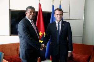 João Lourenço et Emmanuel Macron, lors du sommet UA-UE à Abidjan, le 29 novembre 2017. © jacovides/SIPA