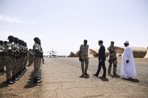 Rendant visite, avec le président malien, aux troupes de l’opération Barkhane, en mai 2017, dans la région de Gao. © christophe petit tesson/pool/REA