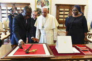 Le président béninois et le souverain pontife, au Vatican, le 18 mai. © vincenzo pinto/AFP
