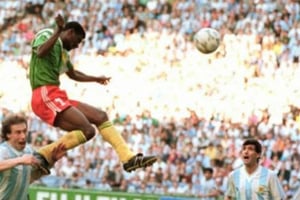 François Omam-Biyik s’envole pour marquer le seul but de cette victoire mémorable du Cameroun face à l’Argentine lors du Mondial 1990 en Italie. © DR