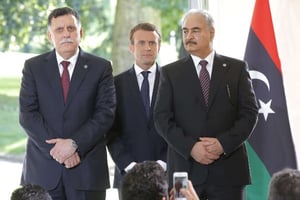 Le président français, Emmanuel Macron, en compagnie du Premier ministre libyen, Fayez al-Sarraj, et du maréchal Khalifa Haftar, lors de la rencontre de La Celle Saint-Cloud le 25 juillet 2017. © Michel Euler/AP/SIPA