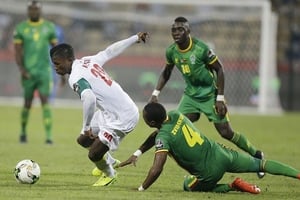 L’attaquant du Sénégal, Keita Baldé, échappe au marquage du joueur du Zimbabwe, Hardline Zvirekwi, le 19 janvier 2017 lors de la CAN au Gabon. © DR