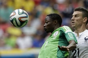 Le Nigérian Ahmed Musa à la lutte avec le Français Laurent Koscielny pendant le Mondial 2014 au Brésil. © Ricardo Mazalan/AP/SIPA