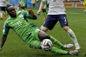 Victor Moses avec le Nigeria face à la France pendant le Mondial 2014 au Brésil. © Ricardo Mazalan/AP/SIPA