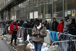 Une file d’attente de personnes attendant de déposer une demande d’asile, en région parisienne, en février 2018. © Thibault Camus/AP/SIPA