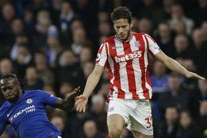 L’Égyptien Ramadan Sobhi (Chelsea, d.), à la lutte avec le Nigérian Victor Moses (Stoke City, g.), le 30 janvier 2017, à Londres. © Alastair Grant/AP/SIPA