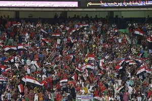 Des supporters égyptiens dans le stade international du Caire, le 15 octobre 2014. © Hassan Ammar/AP/SIPA