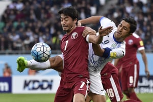 Rodrigo Tabata, du Qatar, à gauche, et Odil Ahmetov, de l’Ouzbékistan, pour le ballon lors du match de qualification du Groupe A de la Coupe du Monde au Bunyodkor Stadium de Tachkent, Ouzbékistan, mardi 28 mars 2017. © Anvar Ilyasov/AP/SIPA