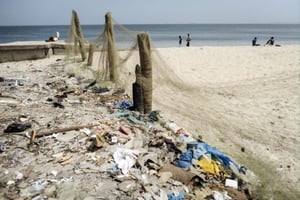 Plage de Thiaroye salie par les déchets. © Sylvain Cherkaoui pour Jeune Afrique