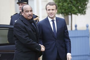 Mohamed Ould Abdelaziz et Emmanuel Macron à la Celle Saint-Cloud, le 13 décembre 2017. © Michel Euler/AP/SIPA