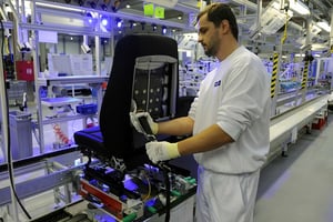 Une usine de Faurecia en République tchèque. L’équipementier automobile fait partie des six grandes entreprises qui vont recruter cette année en Tunisie. © Petr Eret/AP/SIPA/2013.