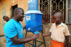 Les enfants de l’une des écoles de Kampala, en Ouganda, sont ravis d’avoir accès à de l’eau potable. © Spouts of Water