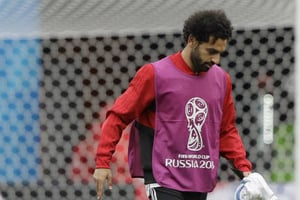 Mohamed Salah quitte le terrain sans avoir joué, après la défaite de l’Égypte face à l’Uruguay (0-1) dans le groupe A du Mondial 2018 en Russie. © Mark Baker/AP/SIPA
