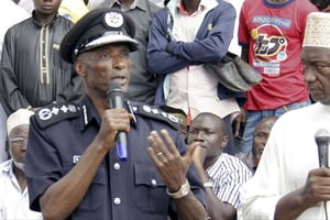 Les général  Kale Kayihura, lorsqu’il était chef de la police, lors d’une intervention en décembre 2014. © STR/AP/SIPA