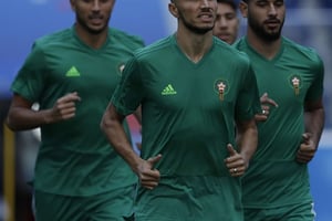Le Marocain Romain Saïss mène l’entraînement de la sélection, le 14 juin 2018 à Saint-Pétersbourg. © Themba Hadebe/AP/SIPA