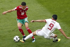 Le Marocain Amine Harit dribble un joueur iranien, le 15 juin à Saint-Petersbourg. © Darko Vojionovic/AP/SIPA