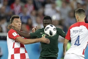 Le joueur nigérian Etebo pris en tenaille entre deux croates, le 16 juin 2018. © Petr David Josek/AP/SIPA