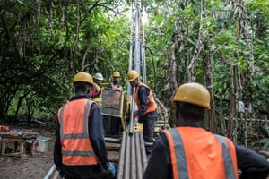 Des employés d’une société d’exploitation minière à Iperindo au Nigeria le 29 mai 2018. © STEFAN HEUNIS / AFP