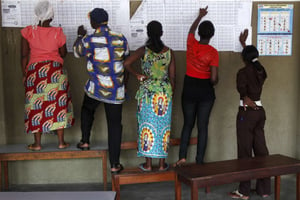 Des électeurs congolais vérifient leurs noms sur les listes électorales à Kinshasa, le 28 novembre 2011. © Jerome Delay/AP/SIPA