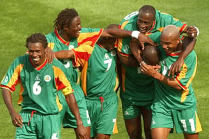 Les joueurs sénégalais (de gauche à droite) Aliou Cissé, Alassane Ndour, Henri Camara, Khalilou Fadiga, Papa Bouba Diop et El Hadji Diouf, au Mondial 2002 contre l’Uruguay. © LAWRENCE JACKSON/AP/SIPA